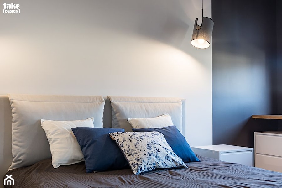 PROJEKT WNĘTRZA DOMU, WROCŁAW - FABRYCZNA - Mała biała niebieska sypialnia, styl minimalistyczny - zdjęcie od TAKE [DESIGN]