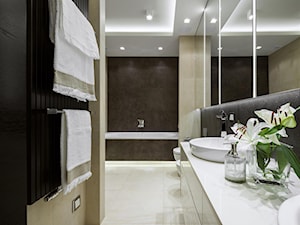Szczypta luksusu - Średnia na poddaszu bez okna z lustrem z dwoma umywalkami łazienka, styl nowoczesny - zdjęcie od HOLA DESIGN