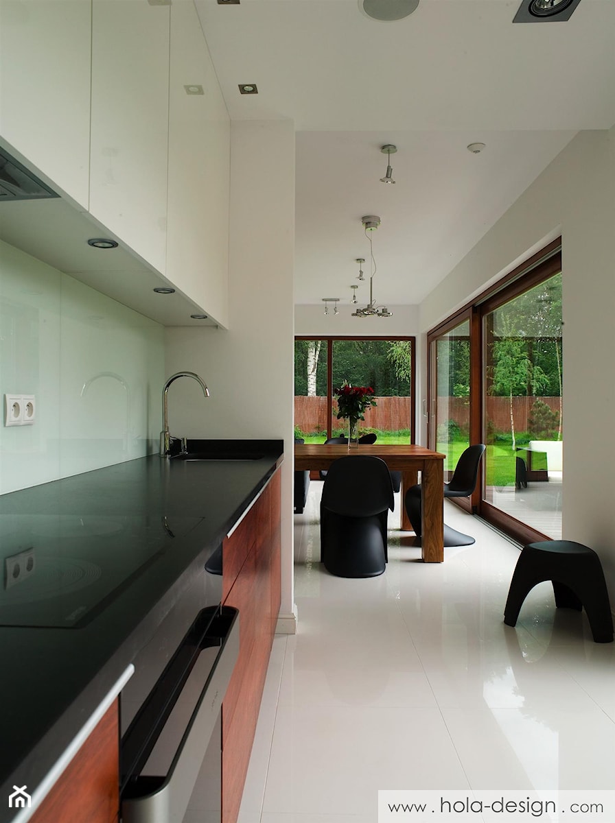HOLA_17 - Mała otwarta z salonem biała z podblatowym zlewozmywakiem kuchnia jednorzędowa, styl nowoczesny - zdjęcie od HOLA DESIGN
