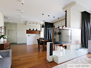 obývačka s kuchyňou - drevo+biela