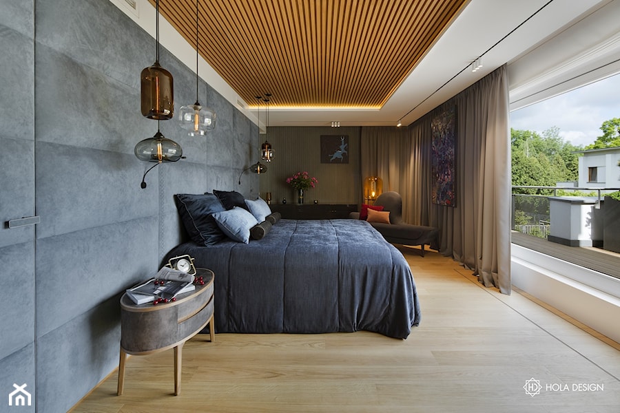 Bliżej świata - Duża biała szara z panelami tapicerowanymi sypialnia, styl nowoczesny - zdjęcie od HOLA DESIGN