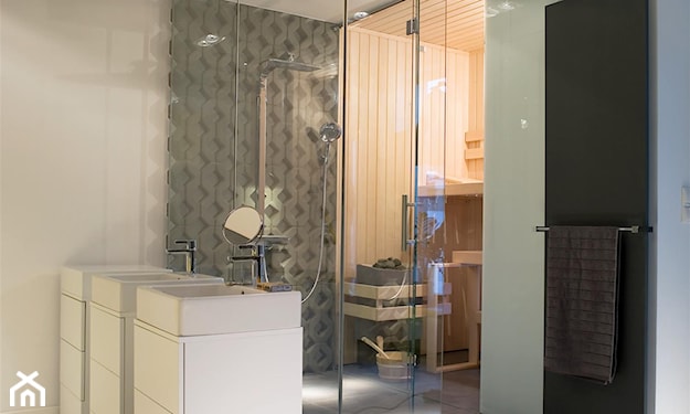 kabina prysznicowa walk-in, czarny grzejnik z wieszakiem w łazience, białe szafki pod umywalką