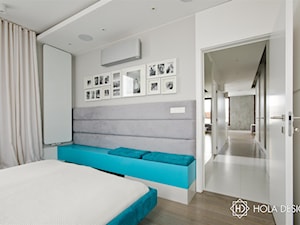 HOLA_23 - Średnia biała sypialnia, styl nowoczesny - zdjęcie od HOLA DESIGN