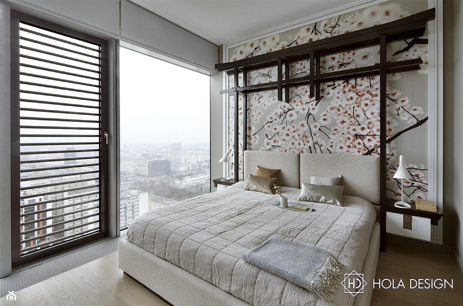 Enklawa w chmurach - Średnia biała szara sypialnia z balkonem / tarasem, styl nowoczesny - zdjęcie od HOLA DESIGN - Homebook