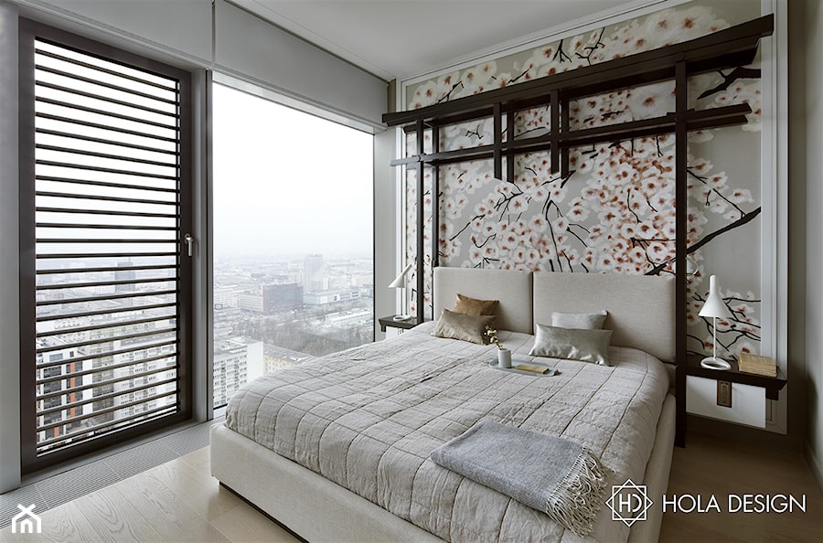 Enklawa w chmurach - Średnia biała szara sypialnia z balkonem / tarasem, styl nowoczesny - zdjęcie od HOLA DESIGN
