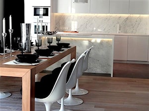 HOLA_5 - Średnia biała czarna jadalnia w kuchni - zdjęcie od HOLA DESIGN