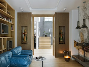 Bliżej świata - Średni beżowy biały salon z bibiloteczką, styl nowoczesny - zdjęcie od HOLA DESIGN