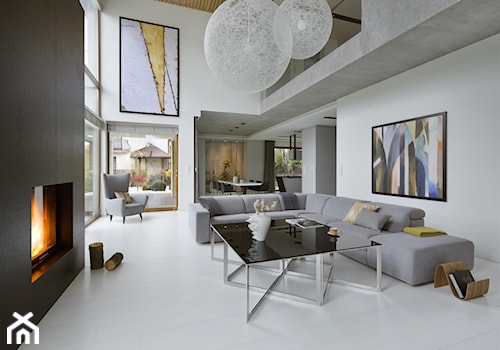 Rodzinna przestrzeń - Duży biały szary salon z antresolą, styl nowoczesny - zdjęcie od HOLA DESIGN