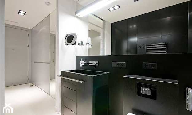czarne meble łazienkowe, białe ściany w łazience, podświetlane lustro łazienkowe