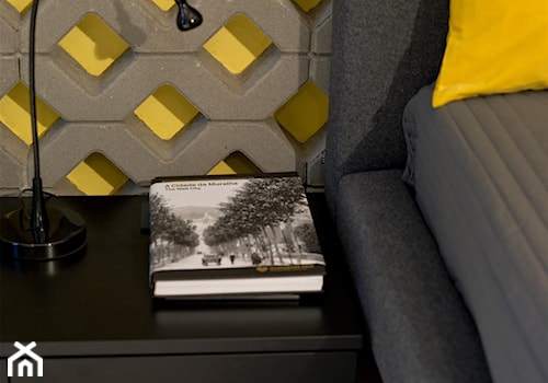 HOLA_16 - Średnia szara żółta sypialnia, styl nowoczesny - zdjęcie od HOLA DESIGN