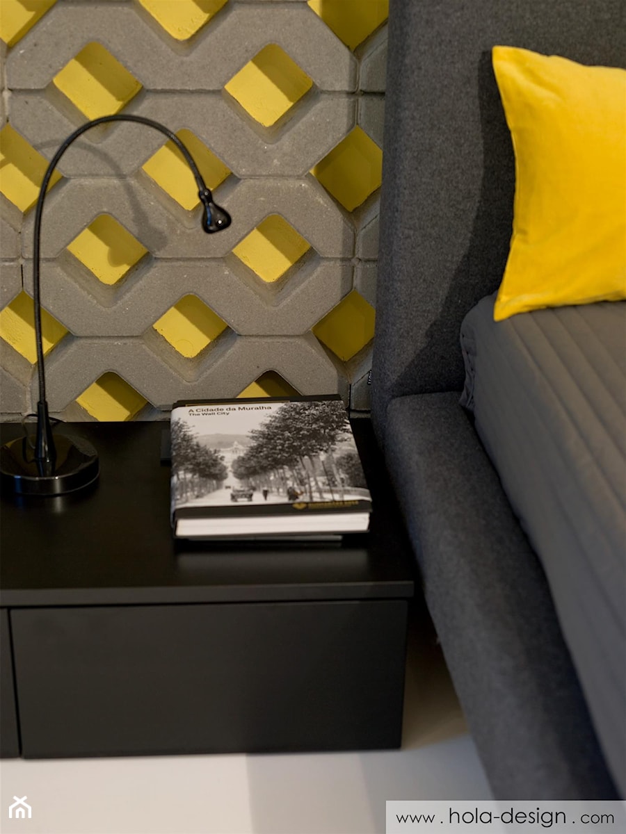HOLA_16 - Średnia szara żółta sypialnia, styl nowoczesny - zdjęcie od HOLA DESIGN