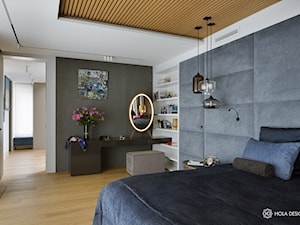Bliżej świata - Duża biała niebieska szara z panelami tapicerowanymi sypialnia, styl nowoczesny - zdjęcie od HOLA DESIGN