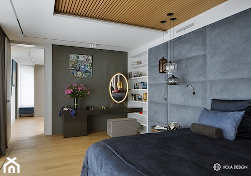 Bliżej świata - Duża biała niebieska szara z panelami tapicerowanymi sypialnia, styl nowoczesny - zdjęcie od HOLA DESIGN