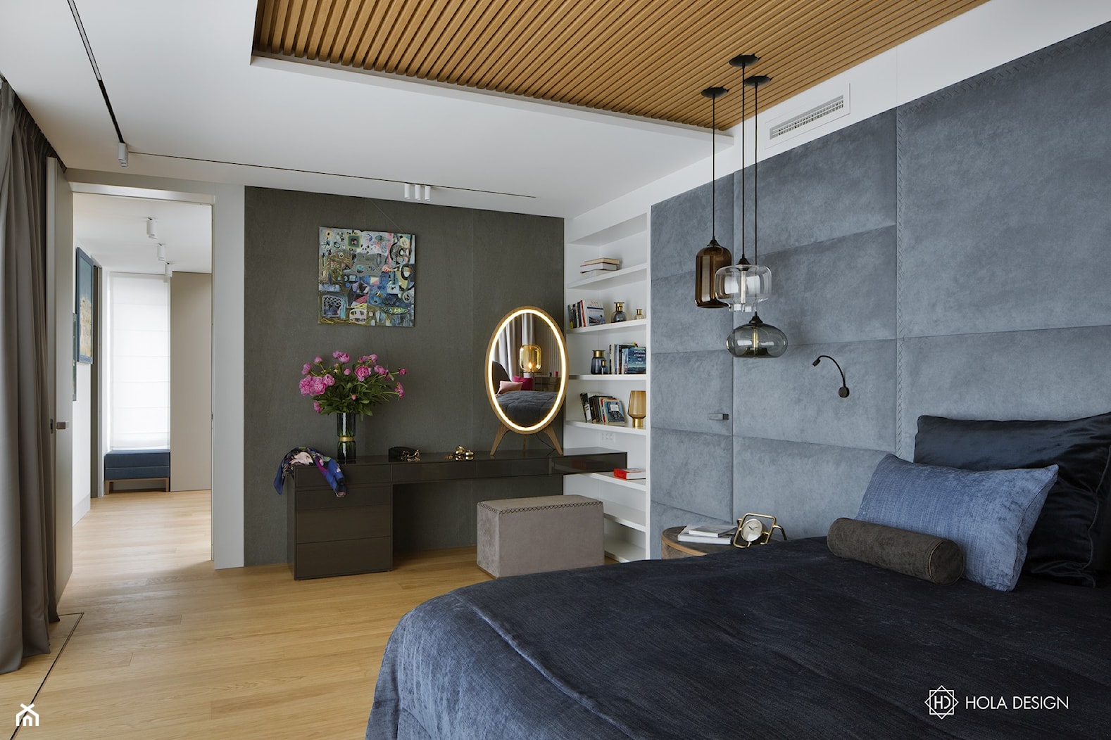 Bliżej świata - Duża biała niebieska szara z panelami tapicerowanymi sypialnia, styl nowoczesny - zdjęcie od HOLA DESIGN - Homebook
