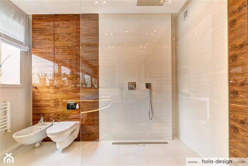 kabina prysznicowa walk-in, roleta rzymska, białe płytki łazienkowe