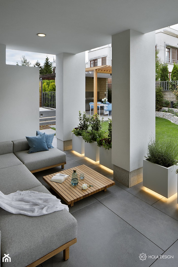 Bliżej świata - Średni z meblami ogrodowymi z donicami na kwiaty taras z tyłu domu, styl nowoczesny - zdjęcie od HOLA DESIGN - Homebook