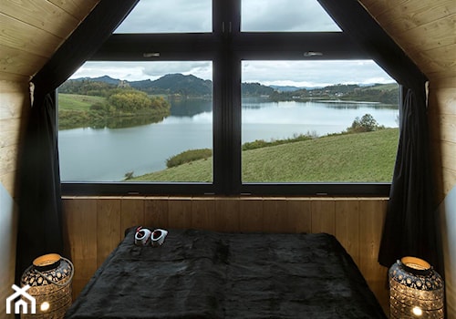 Mountain Cottage - Mała sypialnia na poddaszu, styl tradycyjny - zdjęcie od HOLA DESIGN