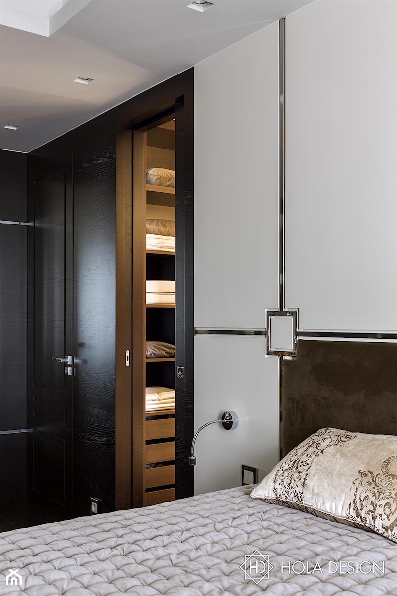 HOLA_27 - Średnia biała czarna sypialnia, styl nowoczesny - zdjęcie od HOLA DESIGN