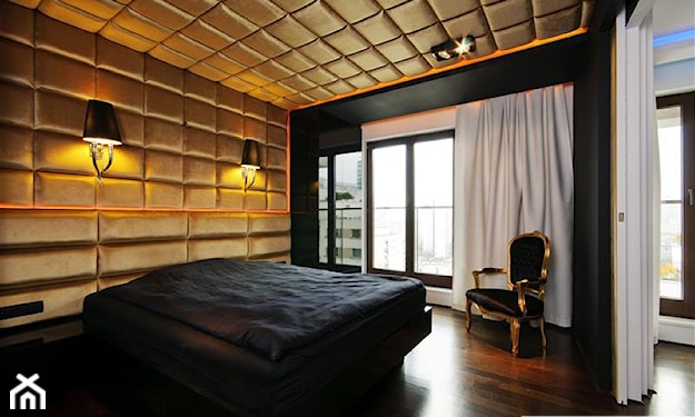 sypialnia glamour ze złotymi tapicerowanymi ścianami