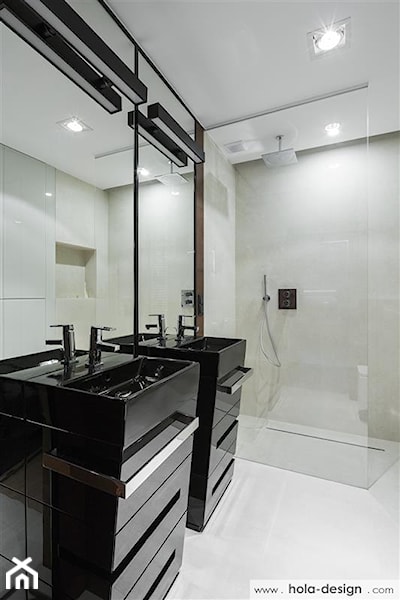 czarne meble łazienkowe z połyskiem, lustro z lampą, kabina prysznicowa walk-in