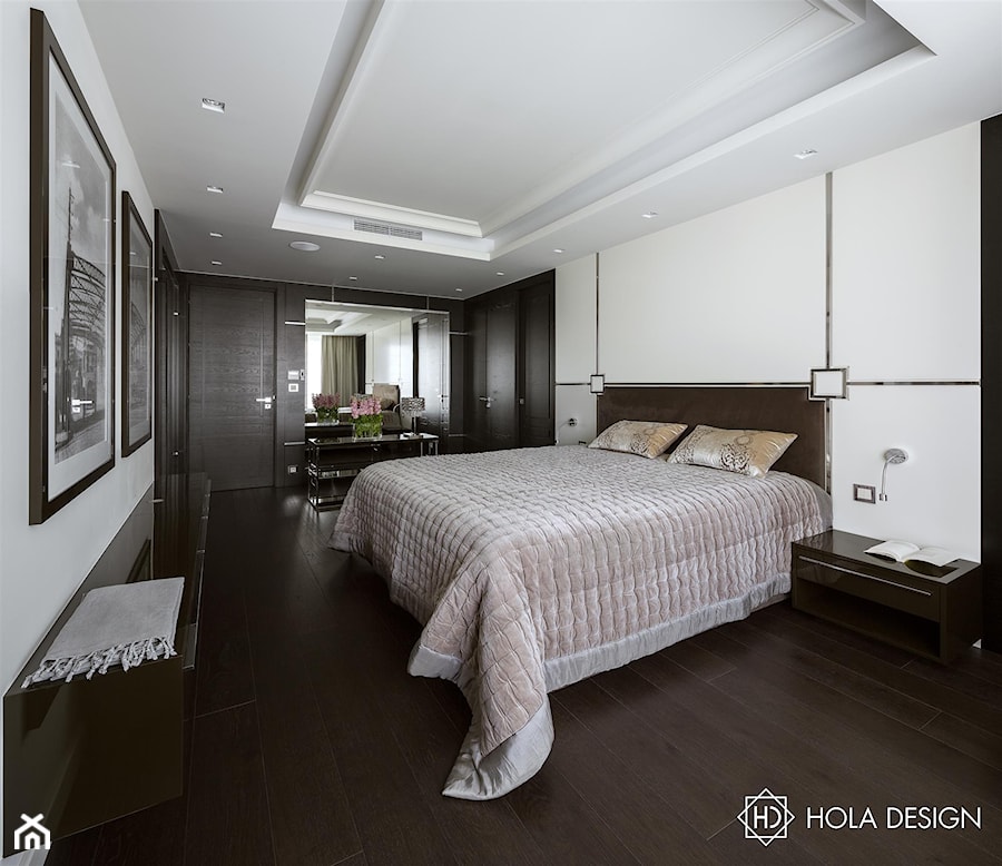 HOLA_27 - Duża biała z panelami tapicerowanymi sypialnia, styl nowoczesny - zdjęcie od HOLA DESIGN