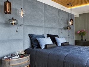 Bliżej świata - Średnia niebieska szara z panelami tapicerowanymi sypialnia, styl nowoczesny - zdjęcie od HOLA DESIGN