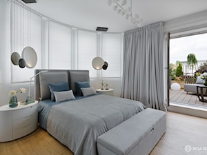 Bliżej świata - Średnia biała szara sypialnia z balkonem / tarasem, styl nowoczesny - zdjęcie od HOLA DESIGN