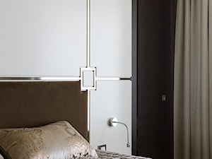 HOLA_27 - Średnia biała z panelami tapicerowanymi sypialnia, styl nowoczesny - zdjęcie od HOLA DESIGN