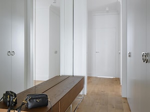 Penthouse rodzinny - Średni biały hol / przedpokój, styl nowoczesny - zdjęcie od HOLA DESIGN