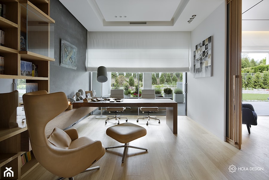 Bliżej świata - Duże w osobnym pomieszczeniu z zabudowanym biurkiem białe biuro, styl nowoczesny - zdjęcie od HOLA DESIGN