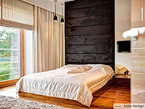 HOLA_11 - Średnia beżowa z panelami tapicerowanymi sypialnia z balkonem / tarasem, styl nowoczesny - zdjęcie od HOLA DESIGN