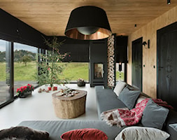 Mountain Cottage - Duży beżowy czarny salon z tarasem / balkonem, styl nowoczesny - zdjęcie od HOLA DESIGN - Homebook