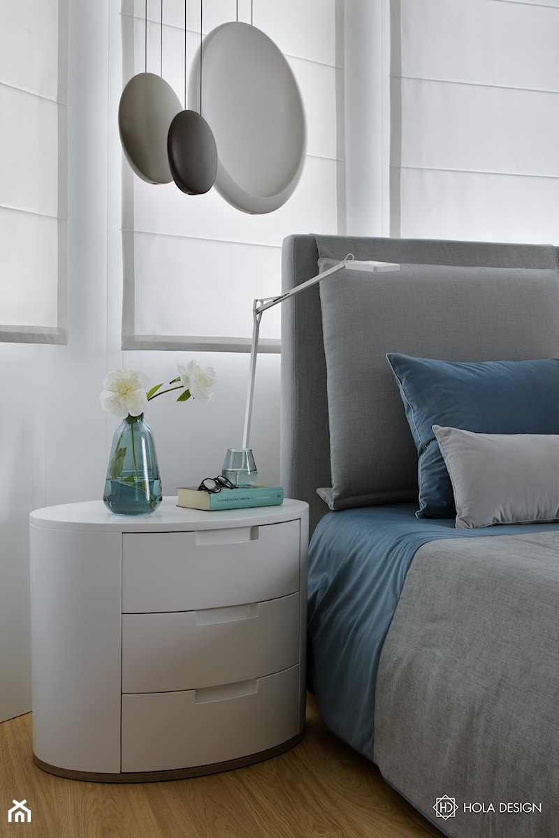Bliżej świata - Średnia biała sypialnia, styl nowoczesny - zdjęcie od HOLA DESIGN
