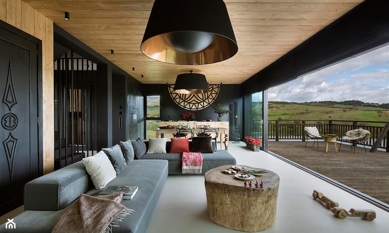 nowoczesny salon z drewnianym sufitem