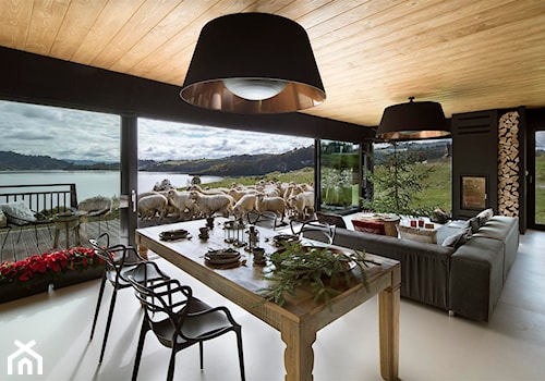 Mountain Cottage - Duży czarny salon z jadalnią, styl nowoczesny - zdjęcie od HOLA DESIGN