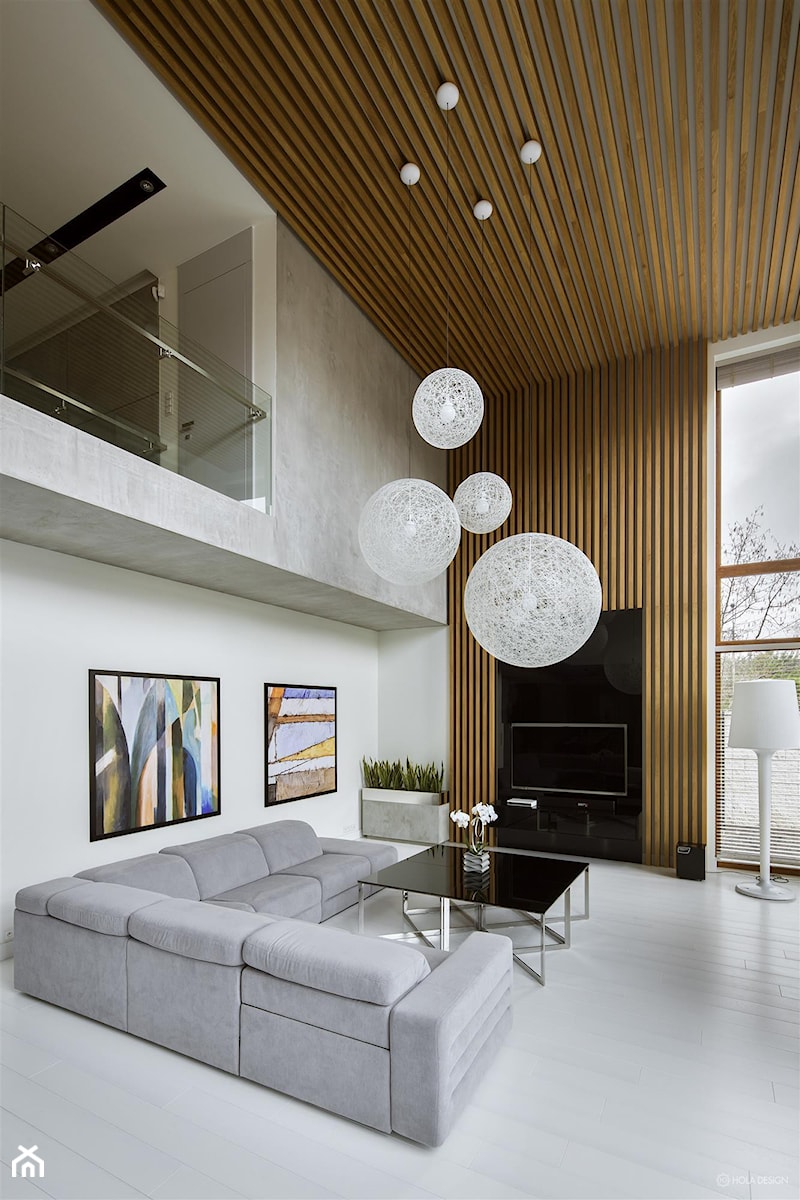 Rodzinna przestrzeń - Duży biały szary salon z antresolą, styl nowoczesny - zdjęcie od HOLA DESIGN