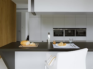 Rodzinna przestrzeń - Duża otwarta biała z zabudowaną lodówką kuchnia jednorzędowa z wyspą lub półwyspem, styl nowoczesny - zdjęcie od HOLA DESIGN