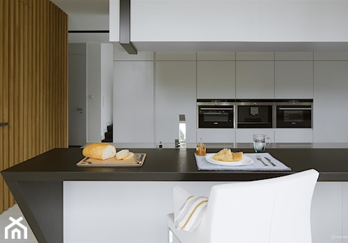 Rodzinna przestrzeń - Duża otwarta biała z zabudowaną lodówką kuchnia jednorzędowa z wyspą lub półwyspem, styl nowoczesny - zdjęcie od HOLA DESIGN