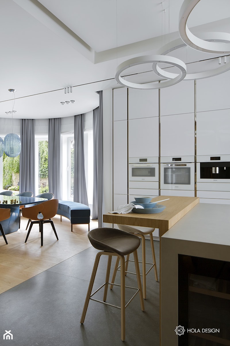Bliżej świata - Średnia otwarta z salonem biała z zabudowaną lodówką kuchnia jednorzędowa z wyspą lub półwyspem z oknem, styl nowoczesny - zdjęcie od HOLA DESIGN
