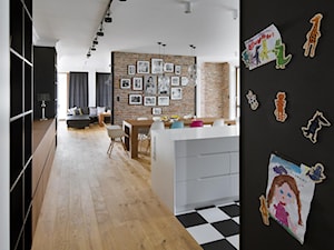 Penthouse rodzinny - Średnia czarna jadalnia w kuchni, styl nowoczesny - zdjęcie od HOLA DESIGN