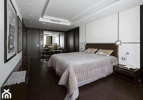 Szczypta luksusu - Duża biała czarna z panelami tapicerowanymi sypialnia, styl nowoczesny - zdjęcie od HOLA DESIGN