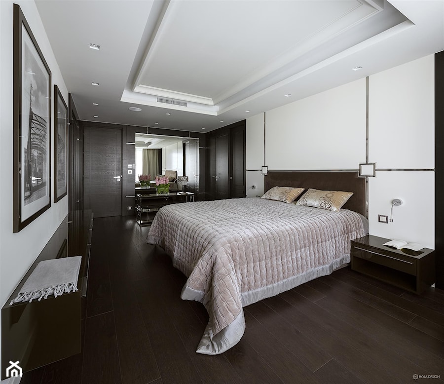 Szczypta luksusu - Duża biała czarna z panelami tapicerowanymi sypialnia, styl nowoczesny - zdjęcie od HOLA DESIGN