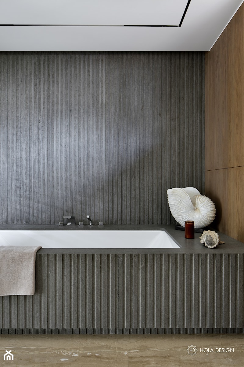 Bliżej świata - Bez okna z marmurową podłogą łazienka, styl nowoczesny - zdjęcie od HOLA DESIGN