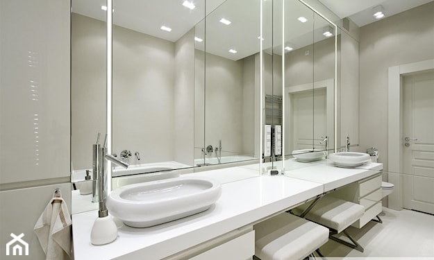 nowoczesna biała łazienka, lustro z podświetlaną ramą, biały blat łazienkowy