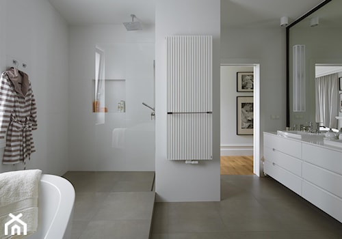 Penthouse rodzinny - Średnia na poddaszu bez okna z dwoma umywalkami łazienka, styl nowoczesny - zdjęcie od HOLA DESIGN