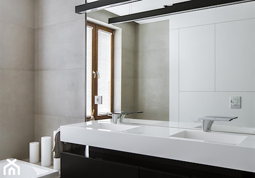 HOLA_25 - Średnia z lustrem z dwoma umywalkami z punktowym oświetleniem łazienka z oknem, styl nowoczesny - zdjęcie od HOLA DESIGN