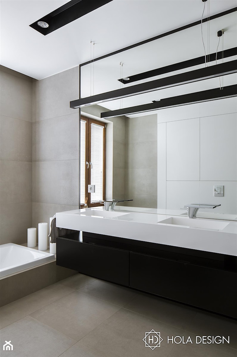 HOLA_25 - Średnia z lustrem z dwoma umywalkami z punktowym oświetleniem łazienka z oknem, styl nowoczesny - zdjęcie od HOLA DESIGN