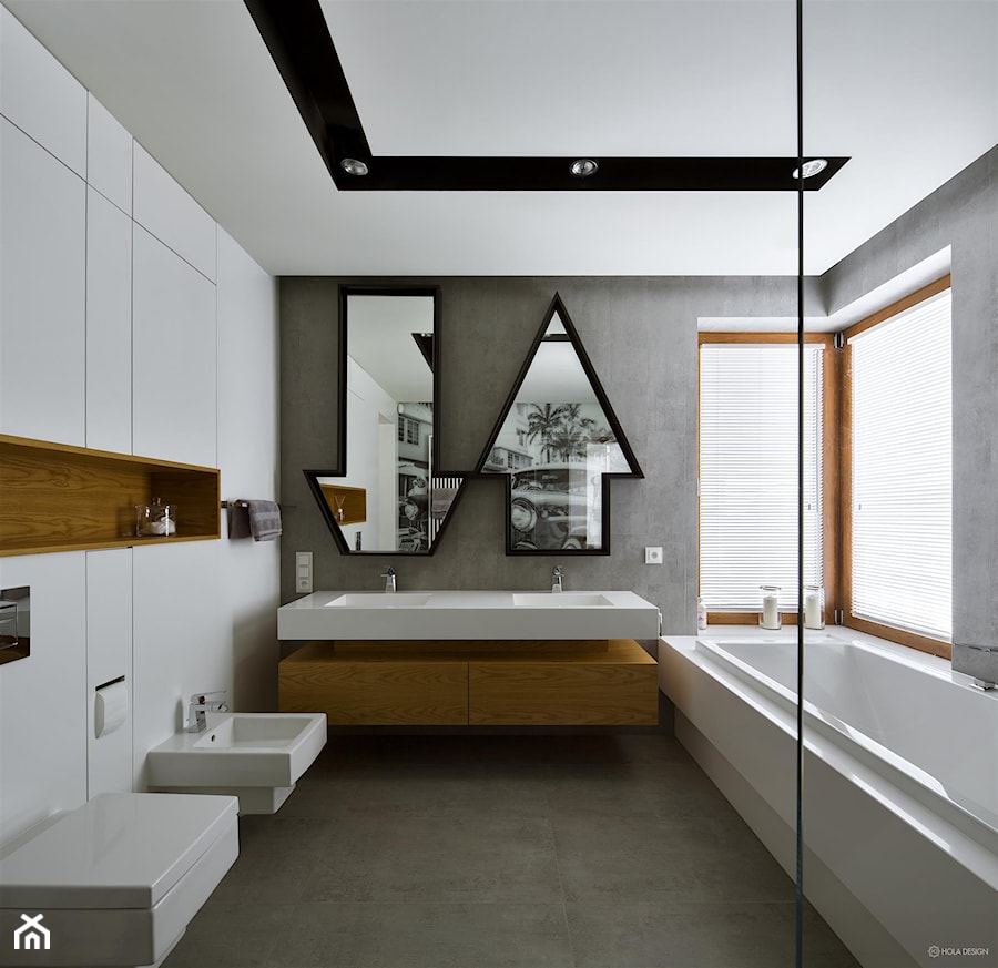 Rodzinna przestrzeń - Duża na poddaszu z marmurową podłogą łazienka z oknem, styl nowoczesny - zdjęcie od HOLA DESIGN