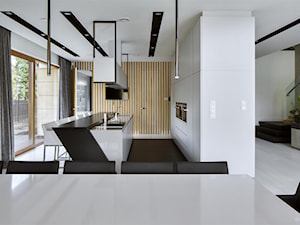 Rodzinna przestrzeń - Średnia otwarta z salonem biała z zabudowaną lodówką z podblatowym zlewozmywakiem kuchnia dwurzędowa z wyspą lub półwyspem z oknem, styl nowoczesny - zdjęcie od HOLA DESIGN
