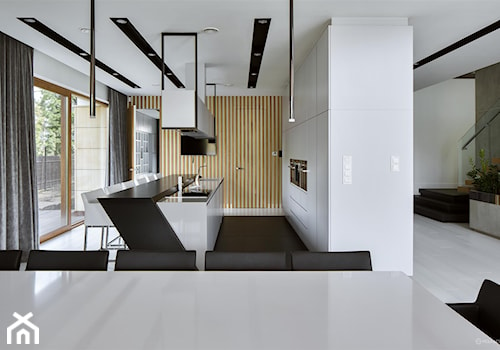 Rodzinna przestrzeń - Średnia otwarta z salonem biała z zabudowaną lodówką z podblatowym zlewozmywakiem kuchnia dwurzędowa z wyspą lub półwyspem z oknem, styl nowoczesny - zdjęcie od HOLA DESIGN